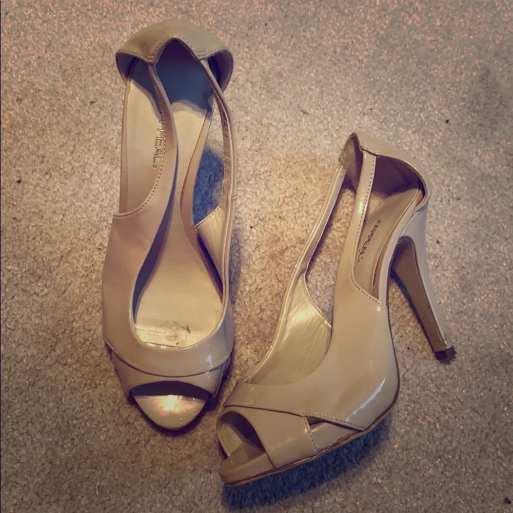 Nude pumps